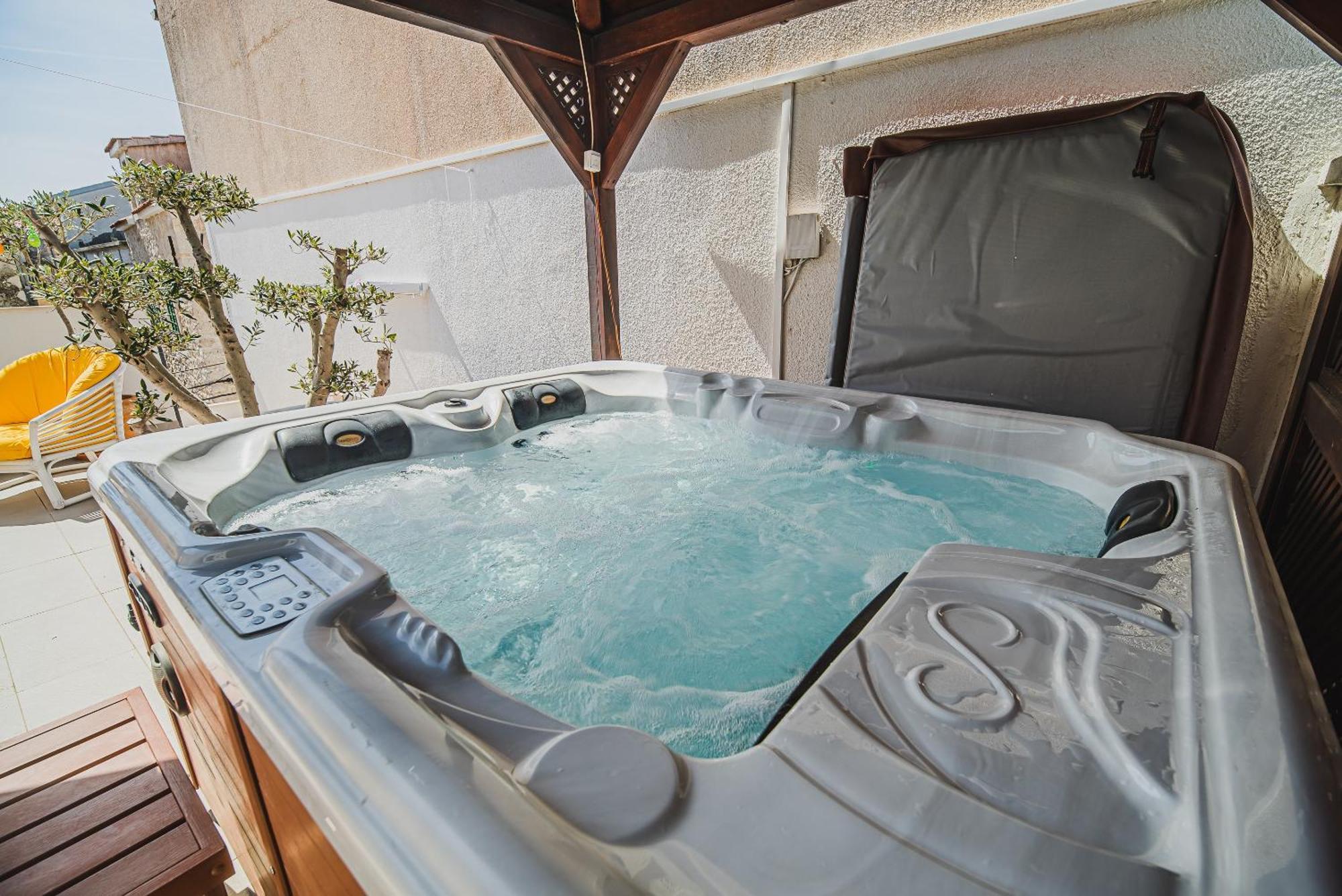 Downtown Luxury Apartments With Hot Tub Vodice Rum bild